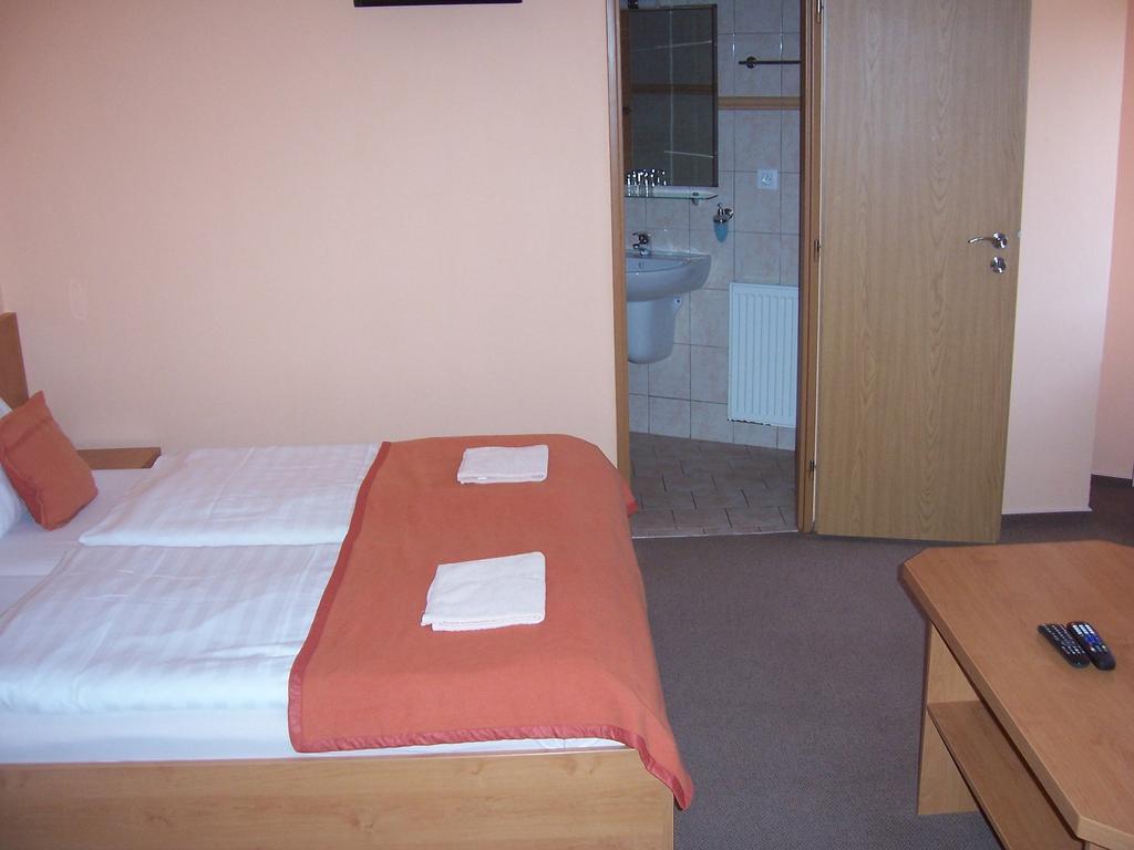 Pension Euro Mikulov Exteriör bild